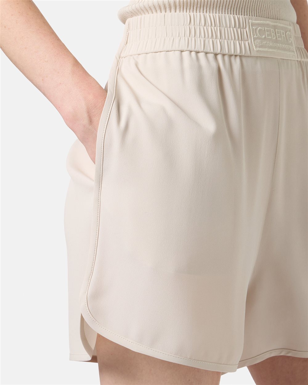 Silk-blend crepe de chine shorts with piping details and Iceberg logo - Iceberg - Official Website