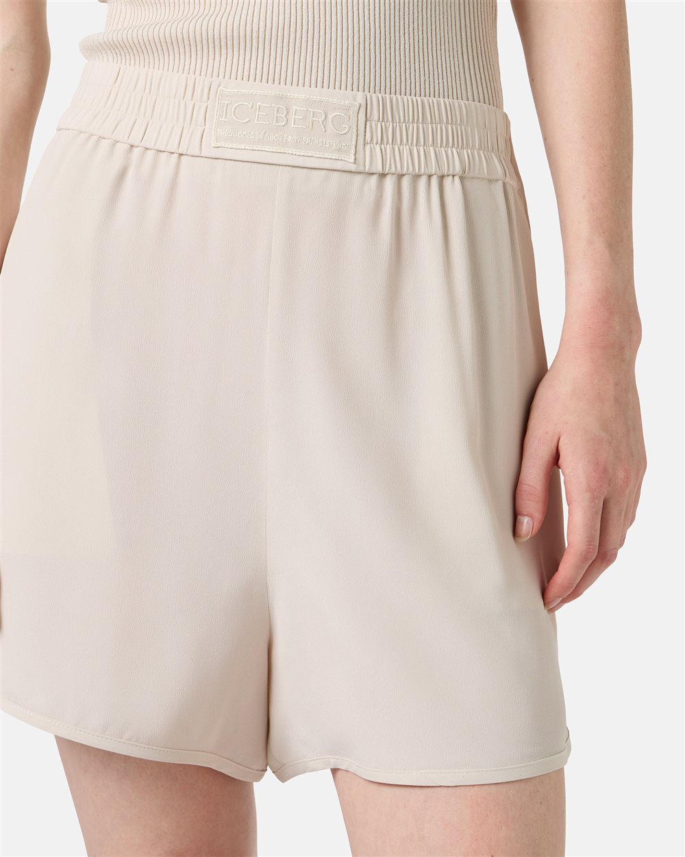 Silk-blend crepe de chine shorts with piping details and Iceberg logo - Iceberg - Official Website