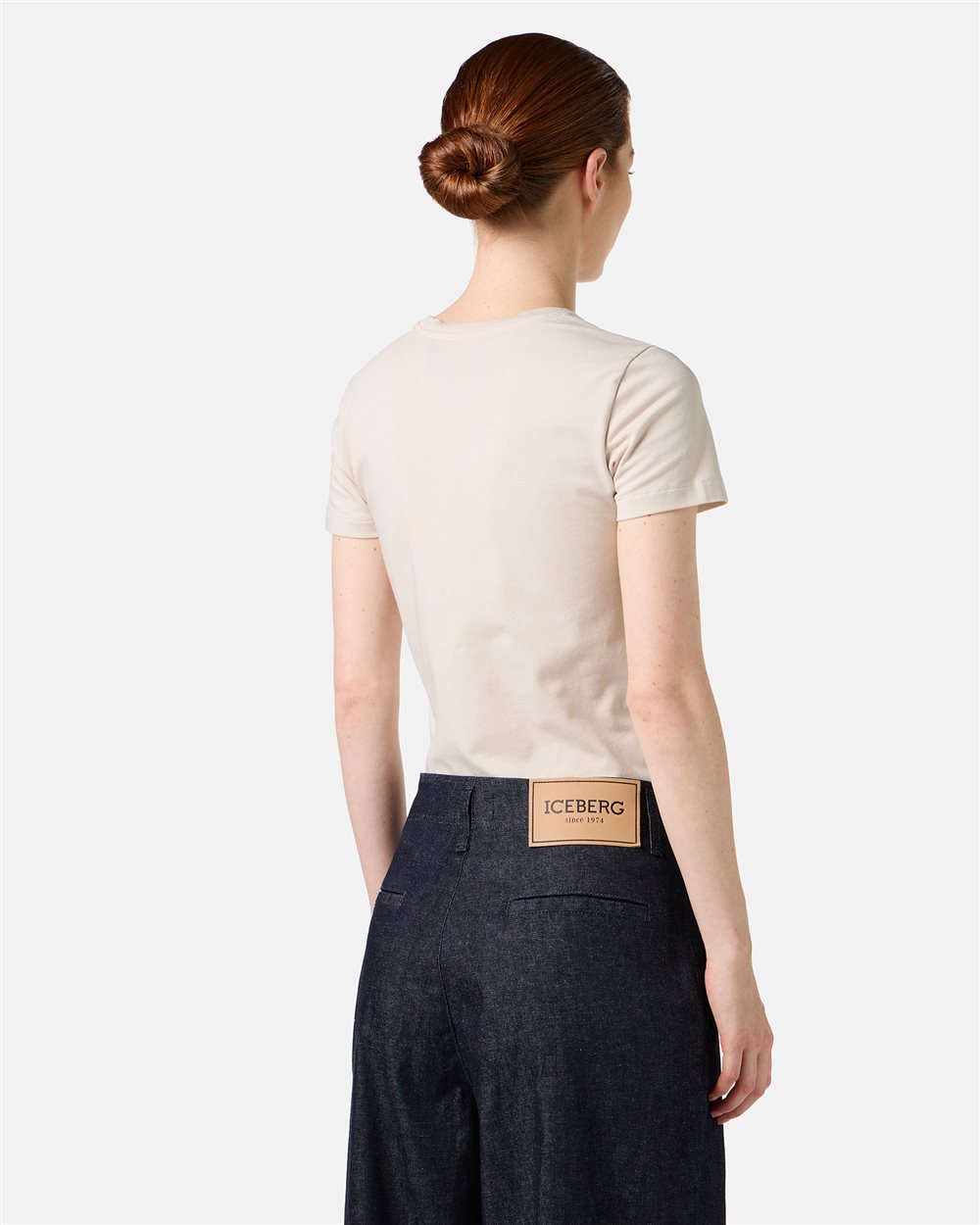 Patterned T-shirt with a beige background in sustainable cotton - Iceberg - Official Website