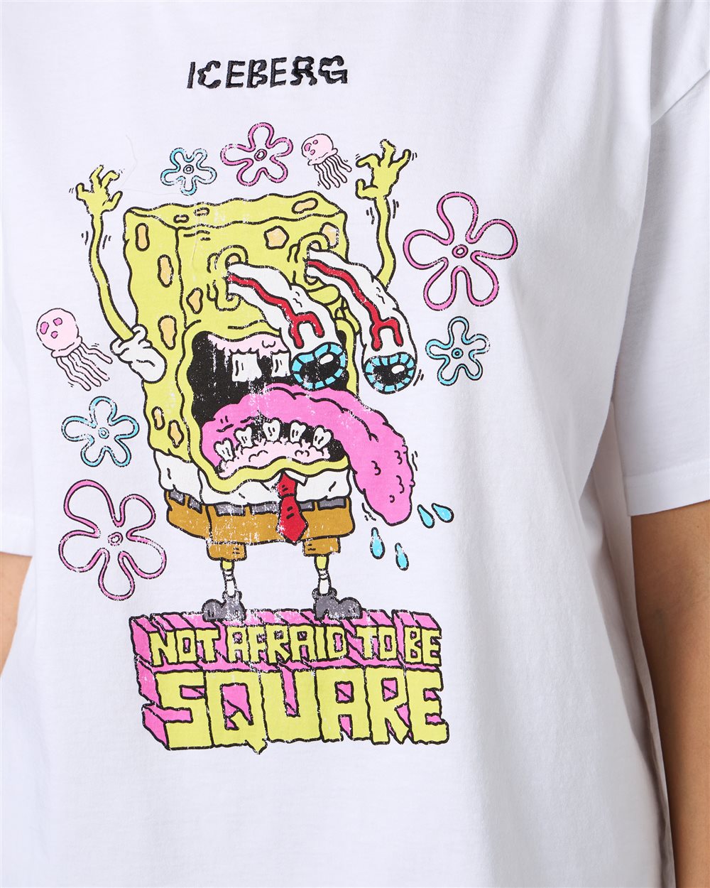 T-shirt bianca in cotone con mix di stampe e patch di Spongebob - Iceberg - Official Website