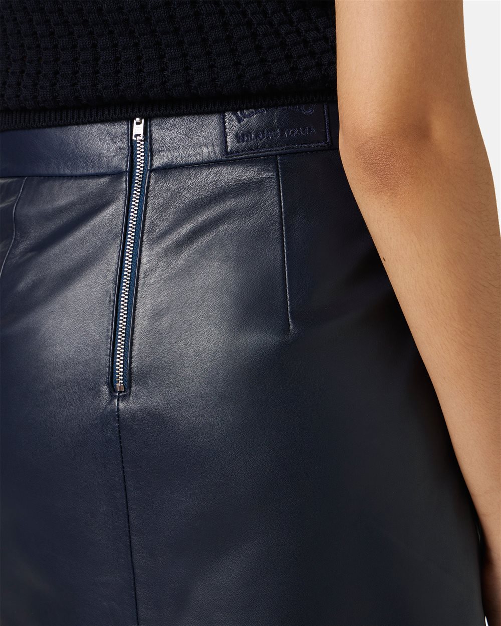 Longuette skirt in pelle blu con spacco e patch ricamato Iceberg Milano Italia - Iceberg - Official Website