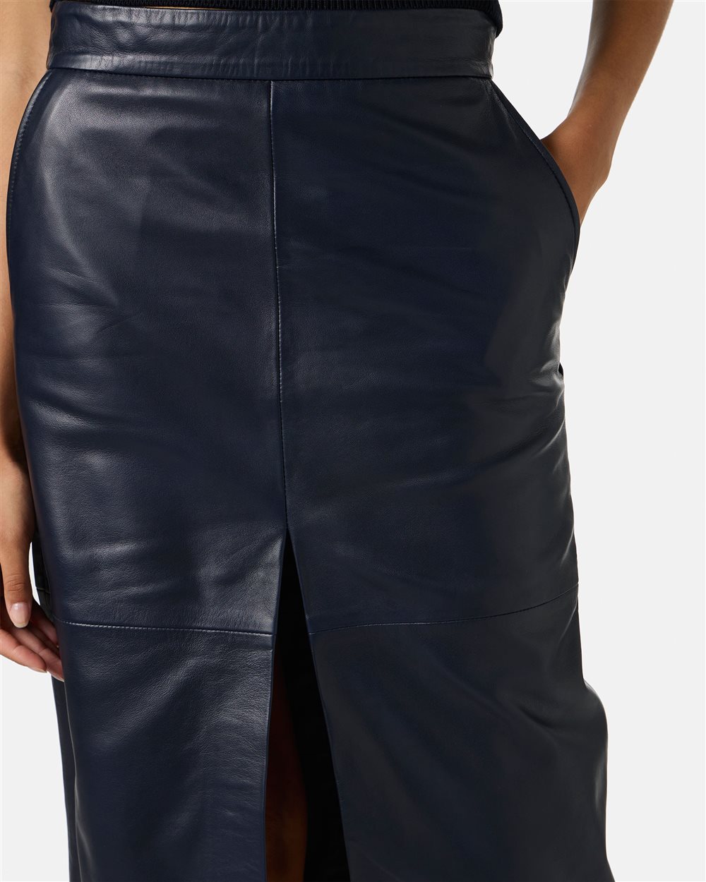 Longuette skirt in pelle blu con spacco e patch ricamato Iceberg Milano Italia - Iceberg - Official Website