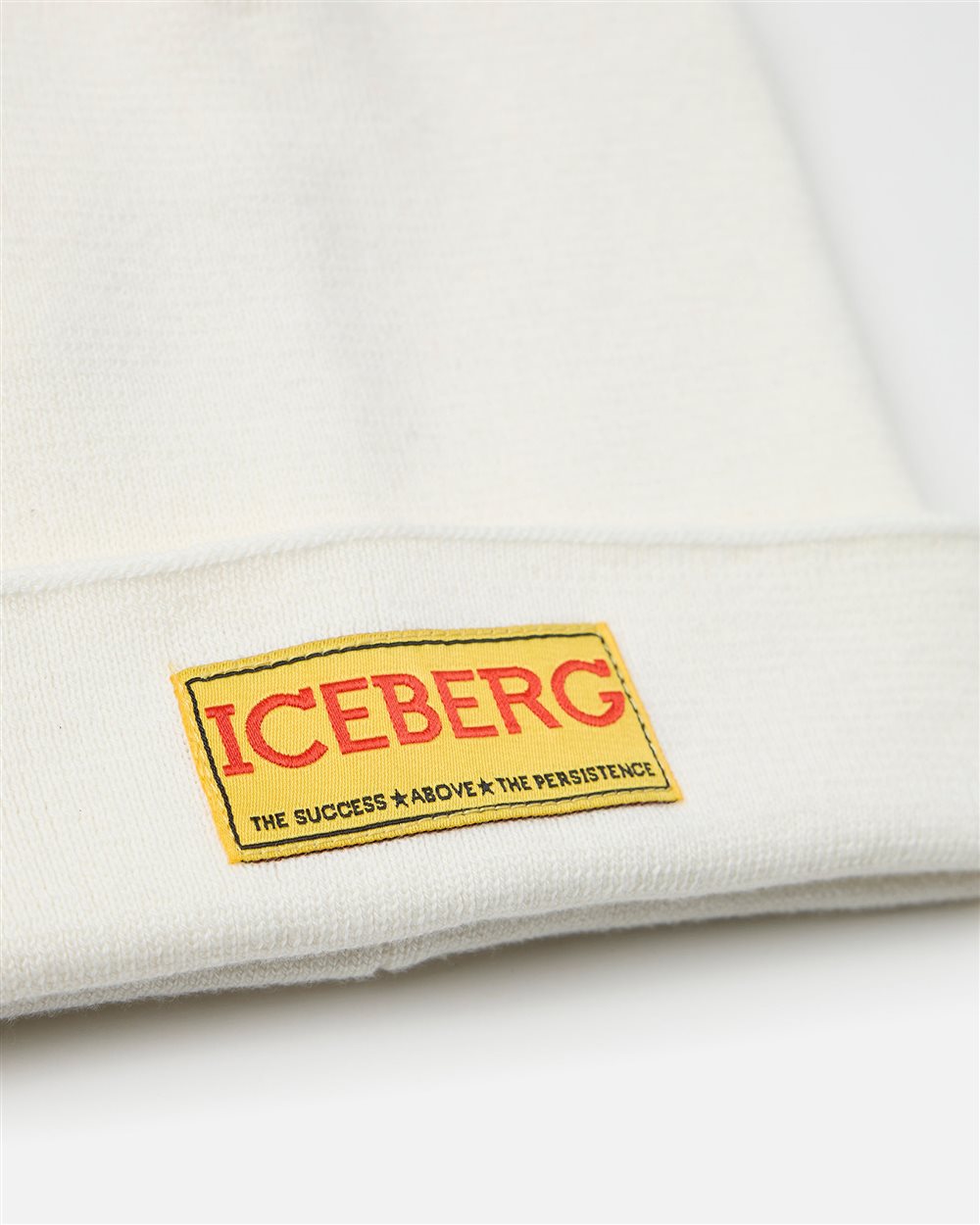 Beanie in lana vaniglia con tag giallo e logo Iceberg sul davanti - Iceberg - Official Website