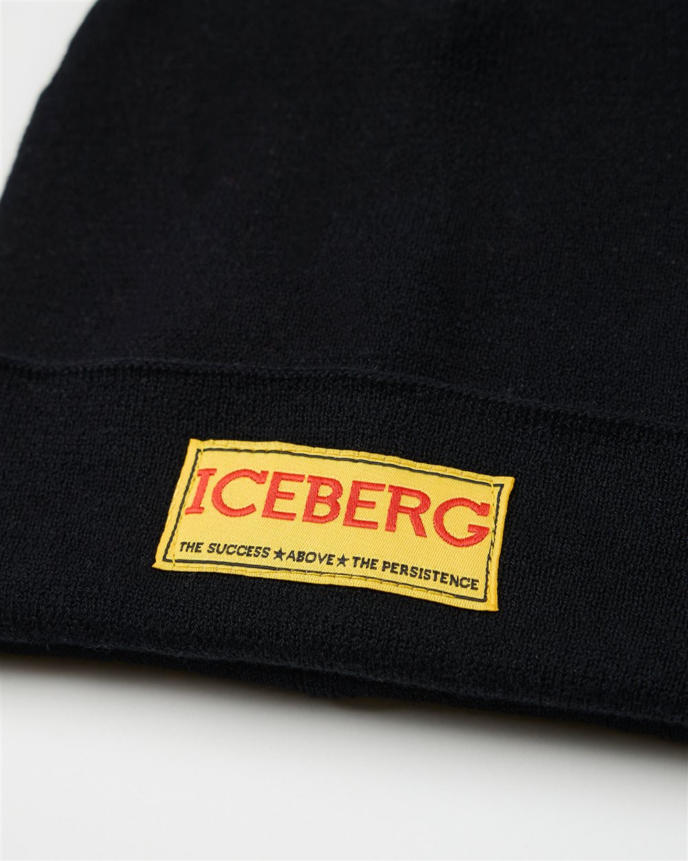 Beanie in lana nero con tag giallo e logo Iceberg sul davanti - Iceberg - Official Website