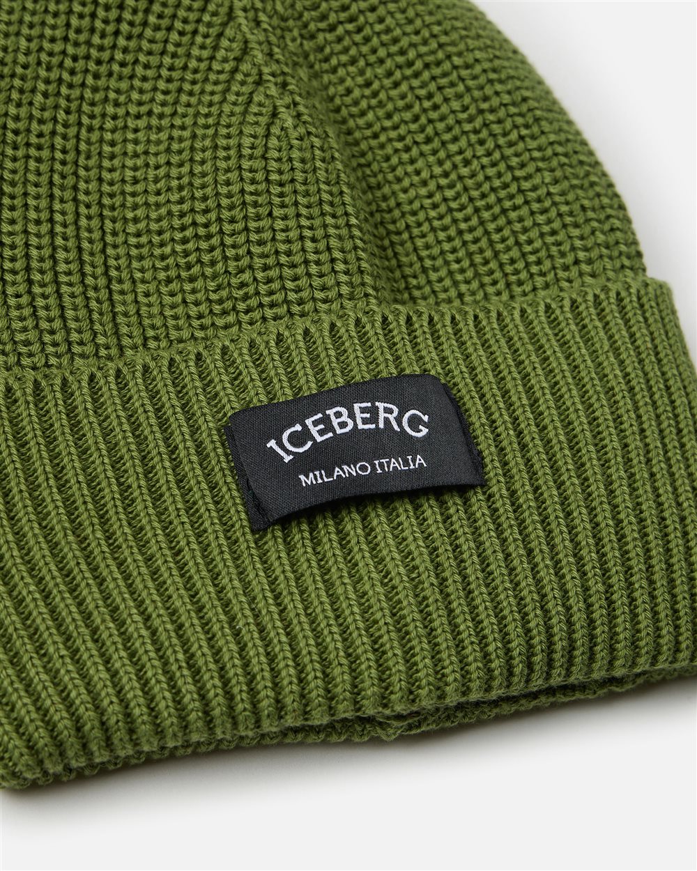 Cappello modello beanie in lana verde militare con patch nero e logo Iceberg - Iceberg - Official Website