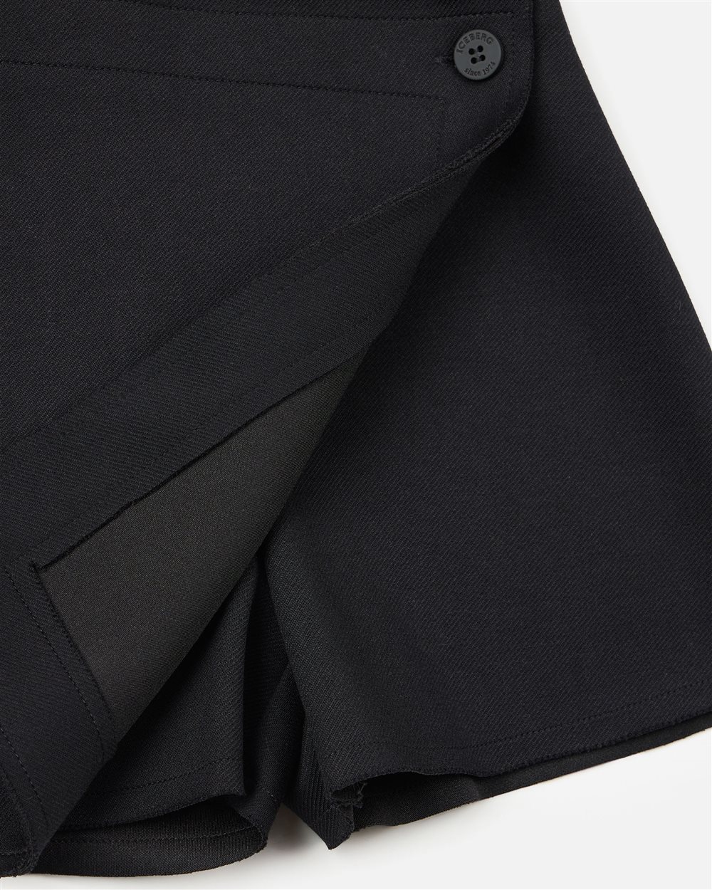 Black wrap-around miniskirt with cargo-style side pocket - Iceberg - Official Website