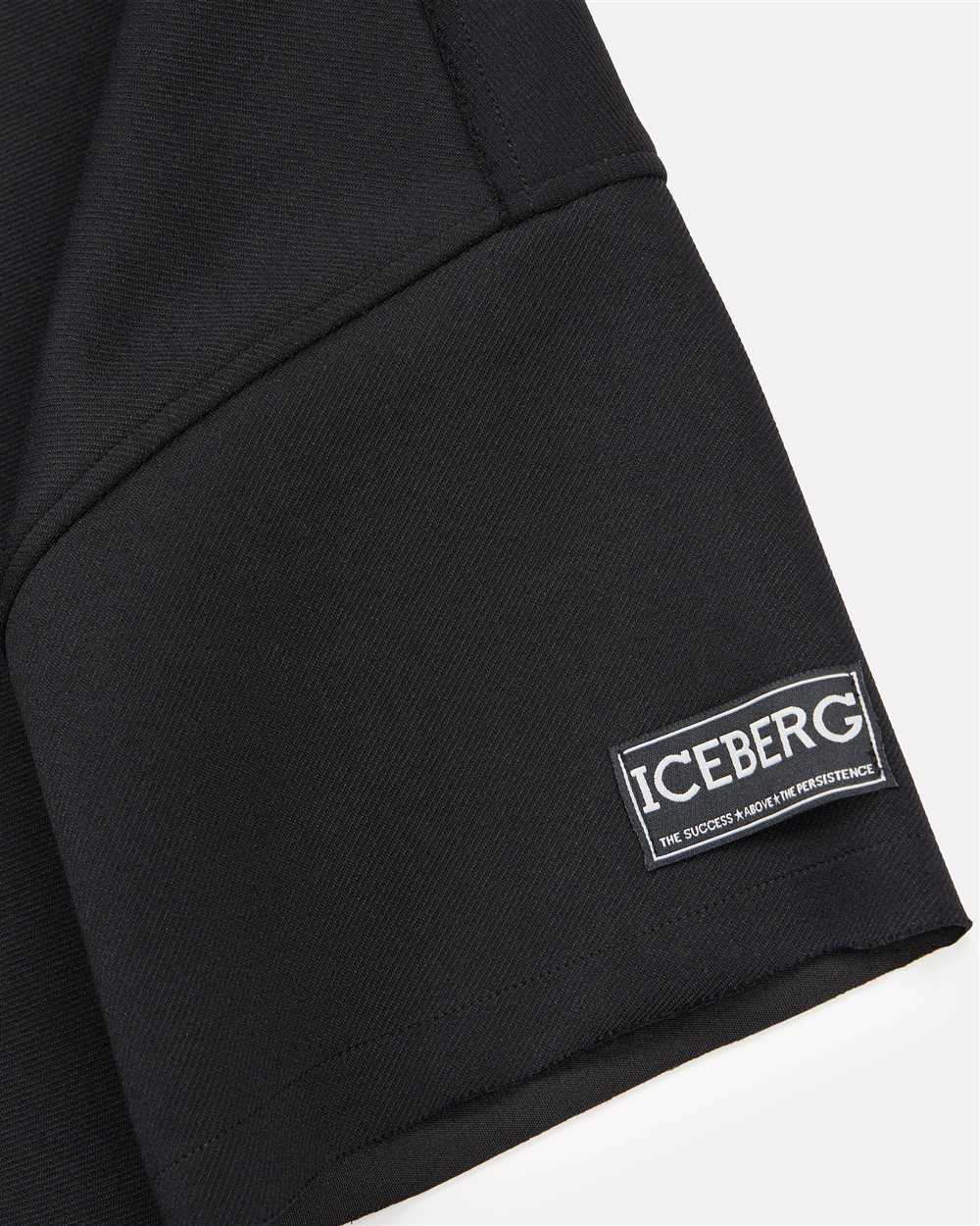 Ein schwarzes Hemdblusenkleid mit einem langen Hemd-ähnlichen Effekt - Iceberg - Official Website