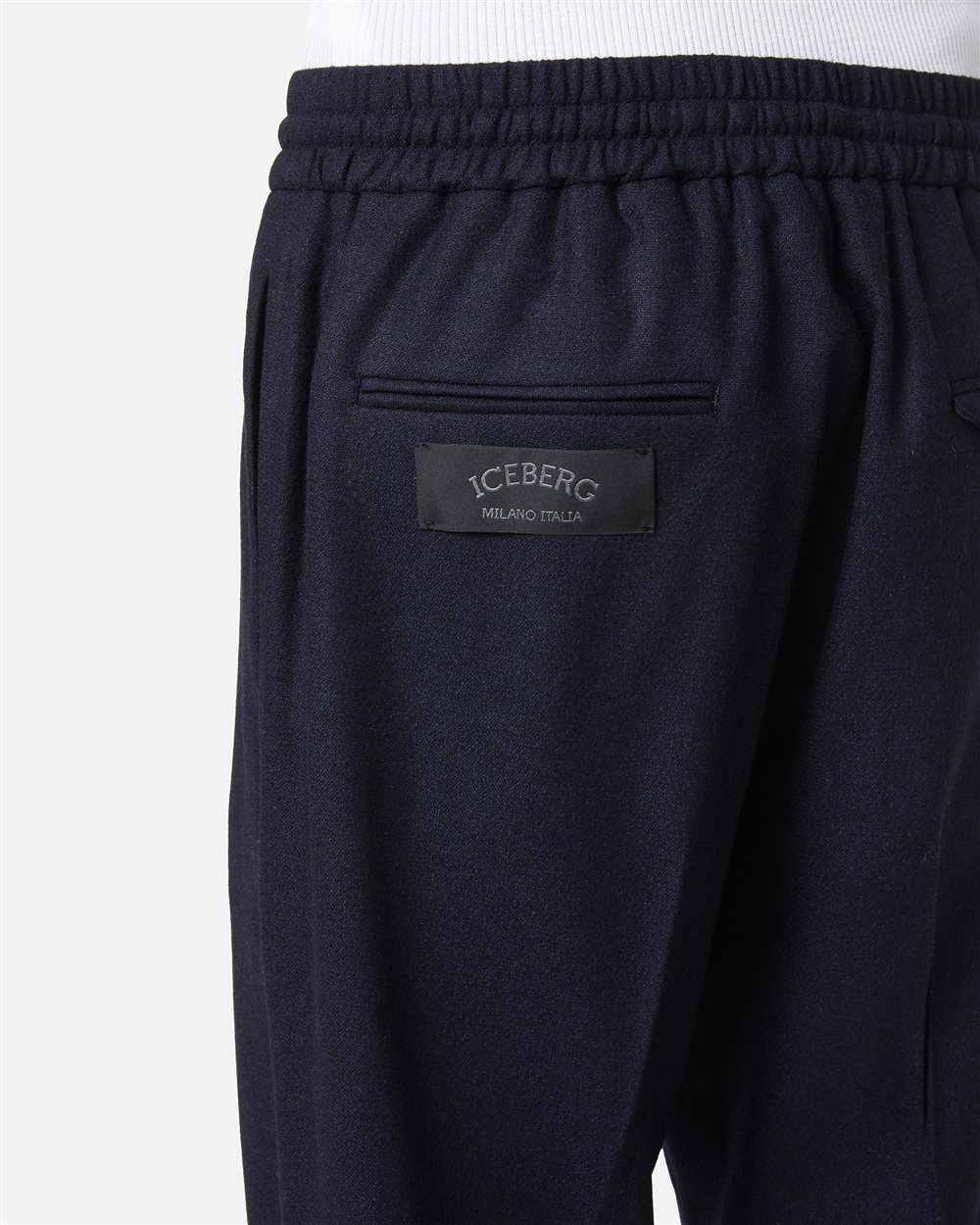 Formeller Jogging-Schnitt aus leichtem Bouclé: die perfekte Balance zwischen Komfort und Schneiderku - Iceberg - Official Website