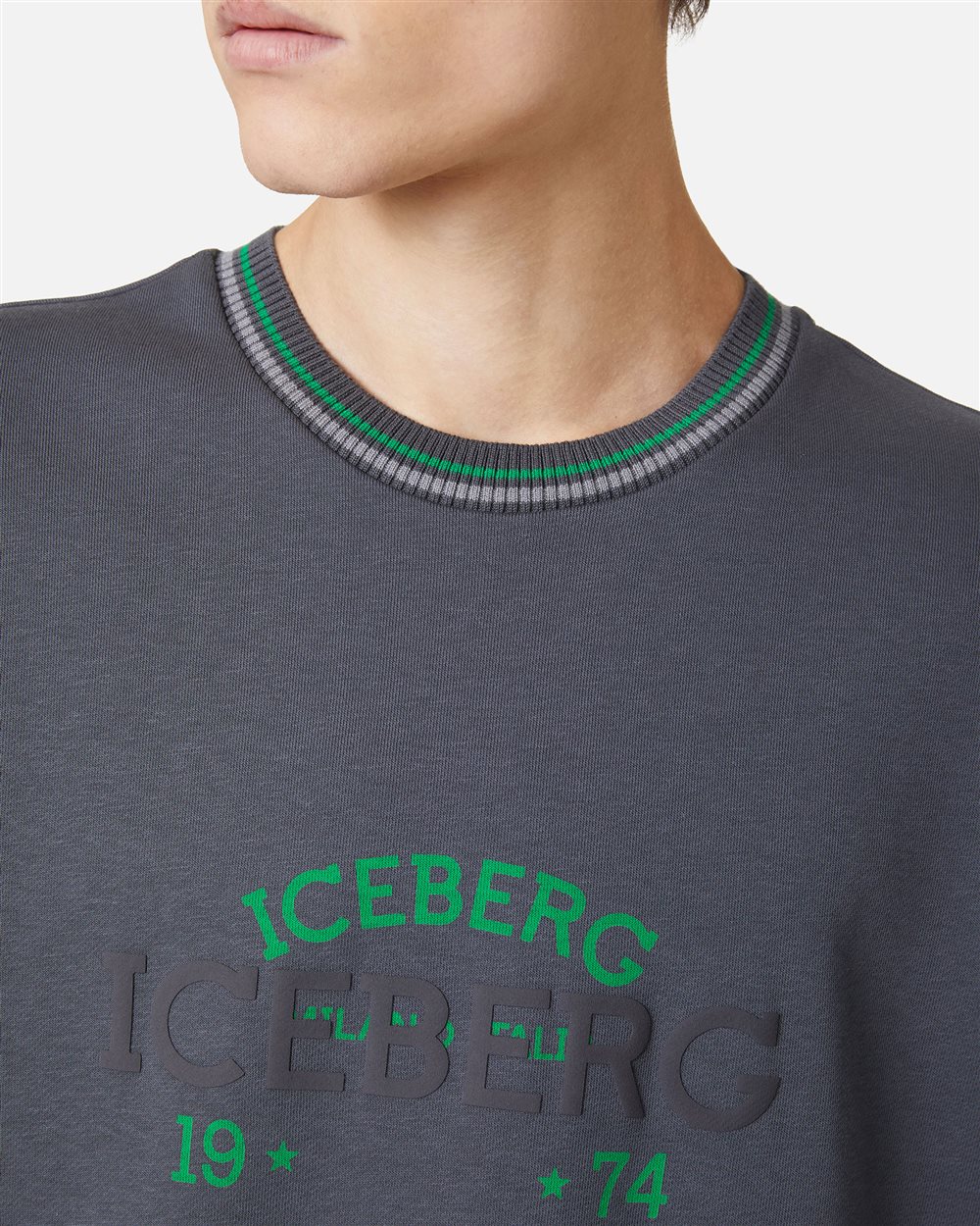 Dark grey slim fit crewneck in dark grey sustainable fleece - Iceberg - Official Website
