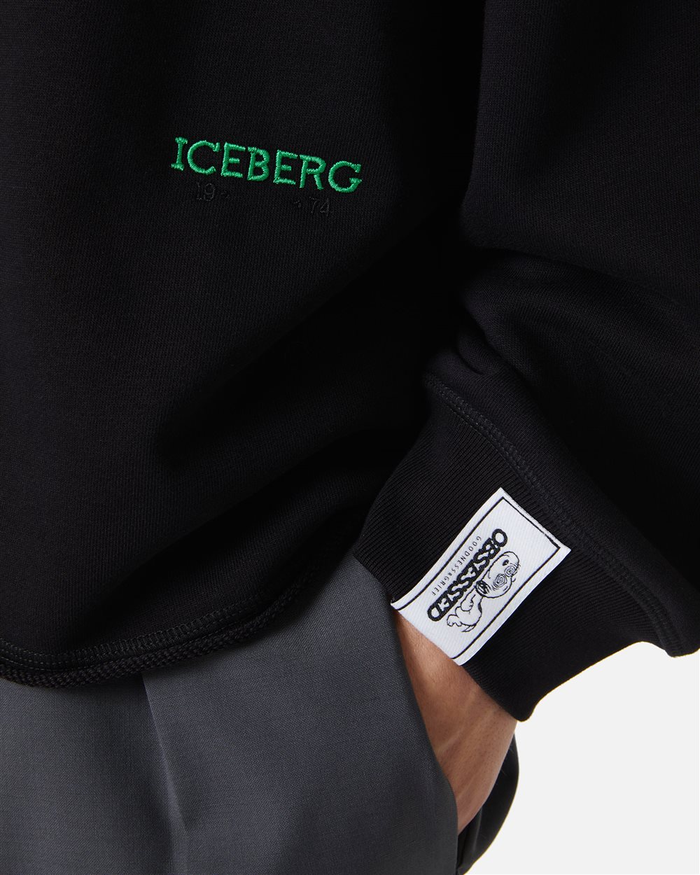 Relaxed fit black crewneck sweatshirt with Peanuts print - Iceberg - Official Website