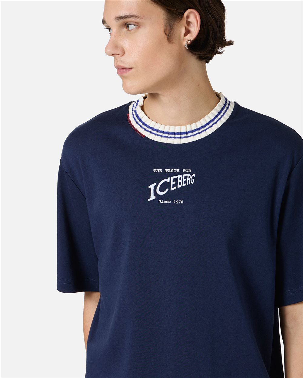 Iconic and conscious: the blue T-shirt that makes the difference - Iceberg - Official Website