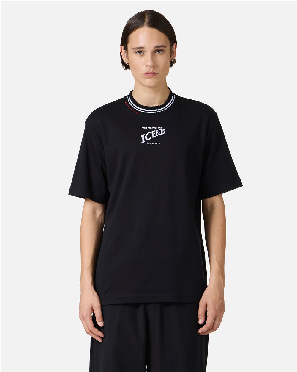 Iconic and conscious: the black T-shirt that makes the difference - Iceberg - Official Website