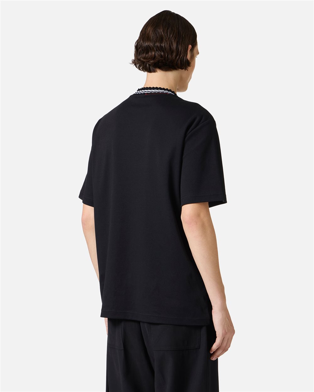 Iconic and conscious: the black T-shirt that makes the difference - Iceberg - Official Website