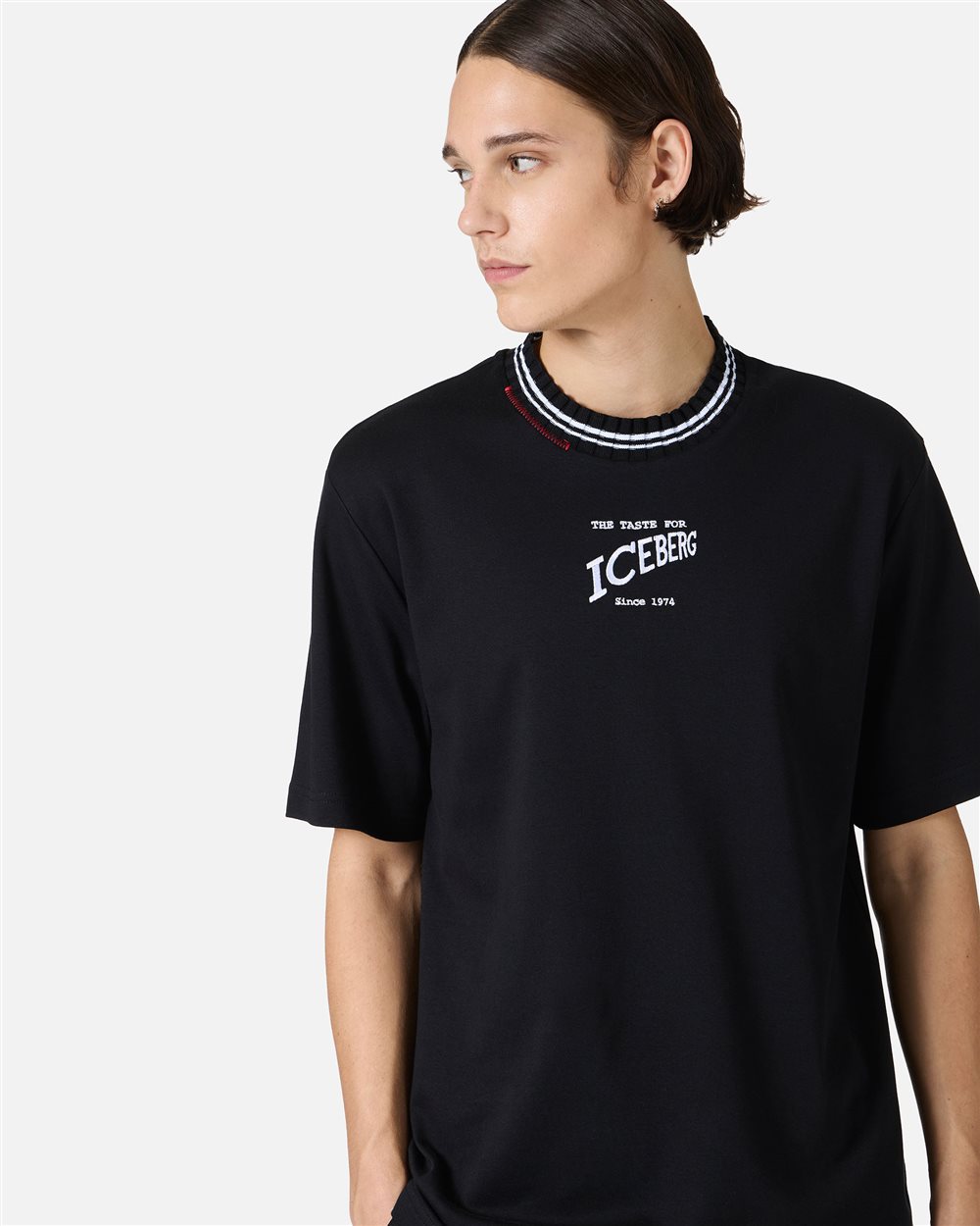 Iconic and conscious: the black T-shirt that makes the difference - Iceberg - Official Website