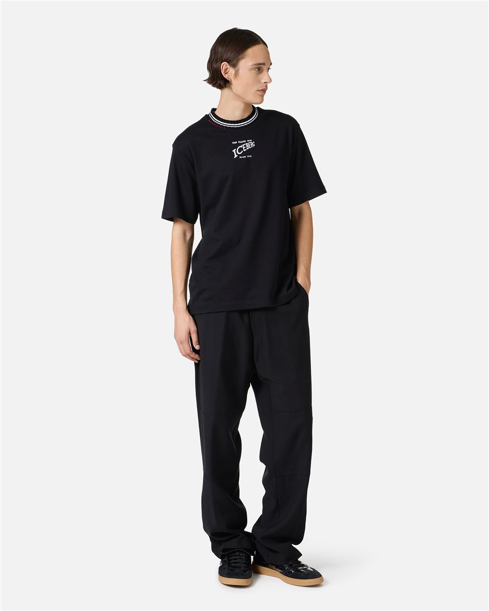 Iconic and conscious: the black T-shirt that makes the difference - Iceberg - Official Website
