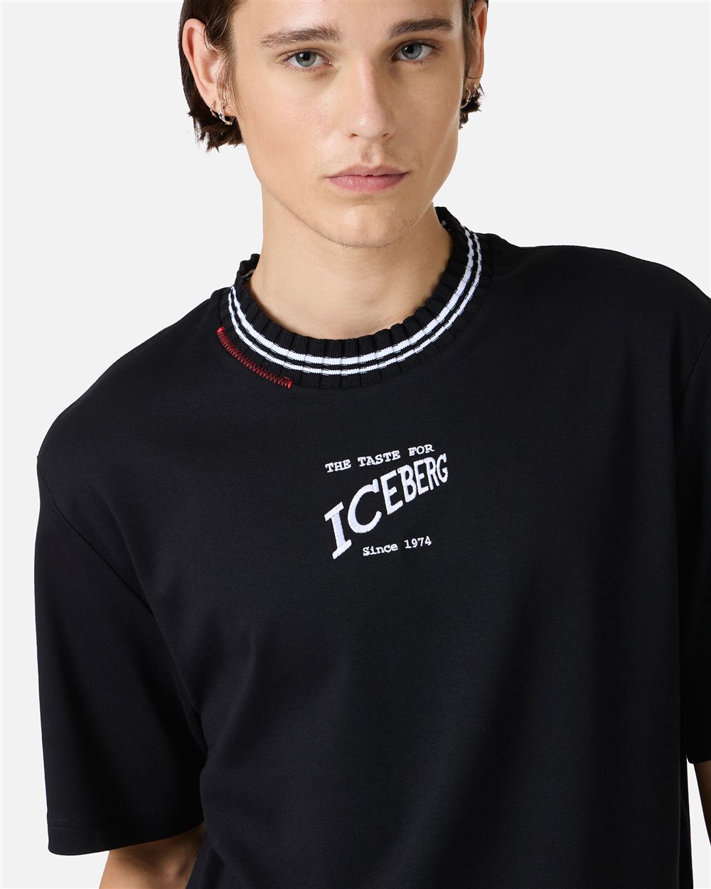 Iconic and conscious: the black T-shirt that makes the difference - Iceberg - Official Website