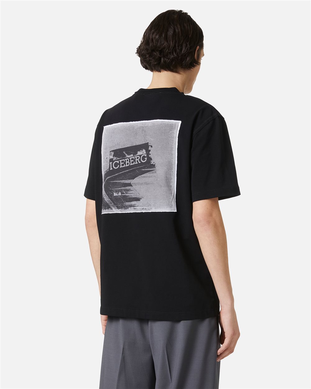 T-shirt nera regular fit in tessuto sostenibile con stampa Iceberg Racing sul retro ed etichetta jacquard - Iceberg - Official Website