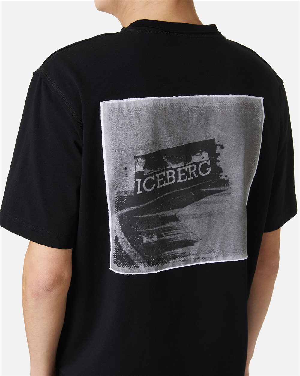 T-shirt nera regular fit in tessuto sostenibile con stampa Iceberg Racing sul retro ed etichetta jacquard - Iceberg - Official Website