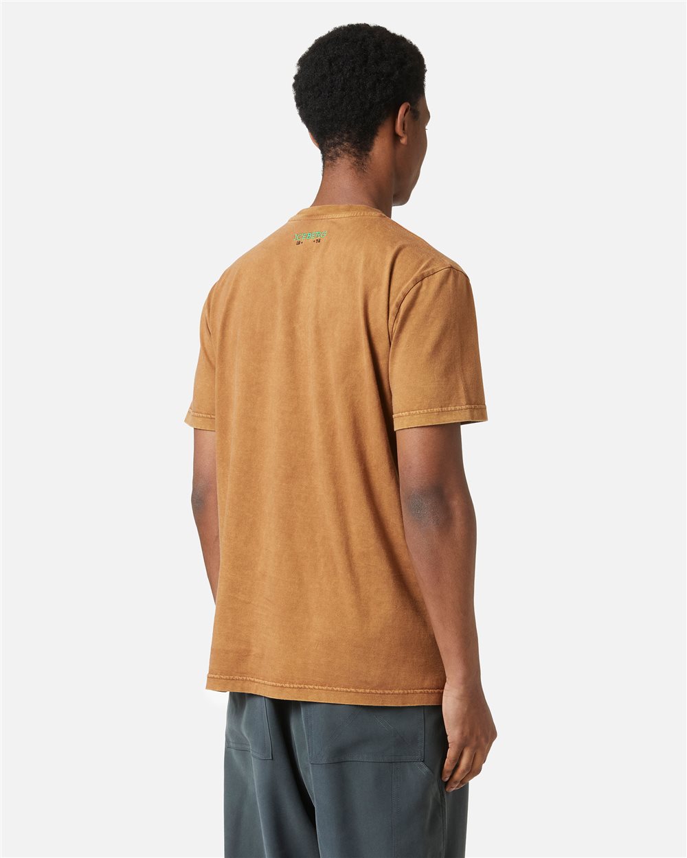 Vintage-Spirit, zeitgenössische Ironie: das Peanuts-T-Shirt in Haselnuss-Version - Iceberg - Official Website