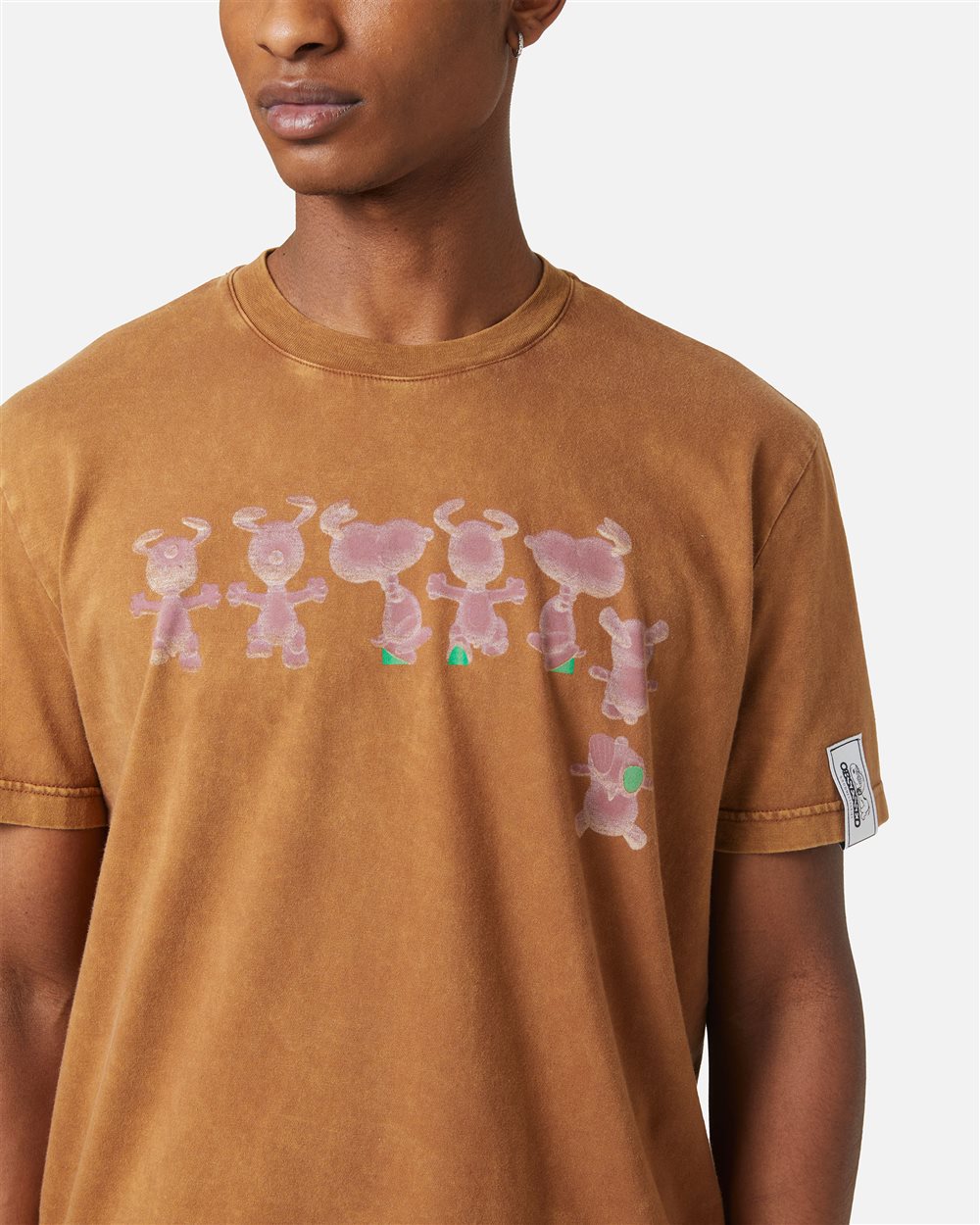 Vintage-Spirit, zeitgenössische Ironie: das Peanuts-T-Shirt in Haselnuss-Version - Iceberg - Official Website