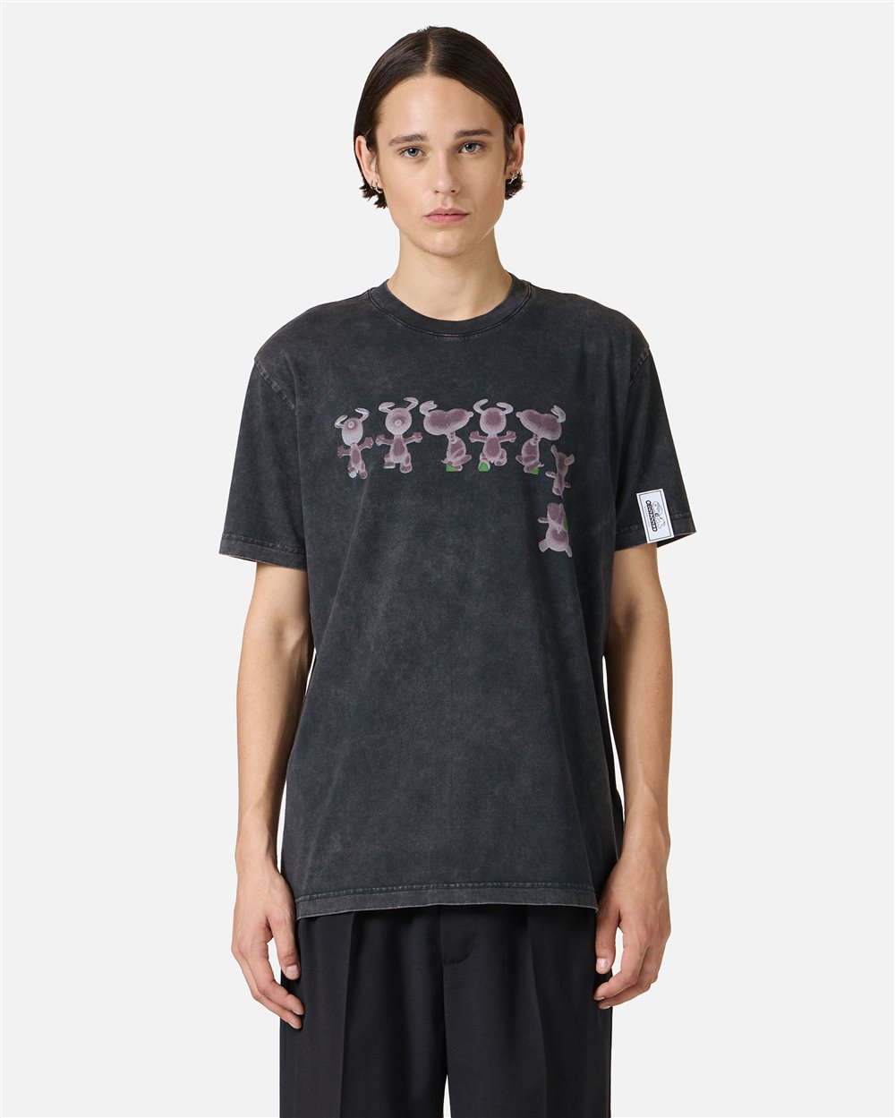 Vintage spirit, contemporary irony: the Peanuts T-shirt in black - Iceberg - Official Website