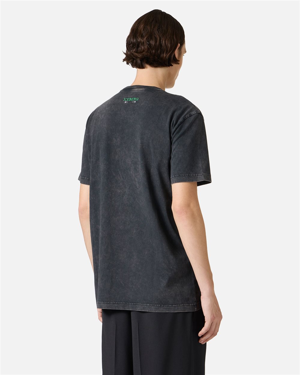 Vintage spirit, contemporary irony: the Peanuts T-shirt in black - Iceberg - Official Website