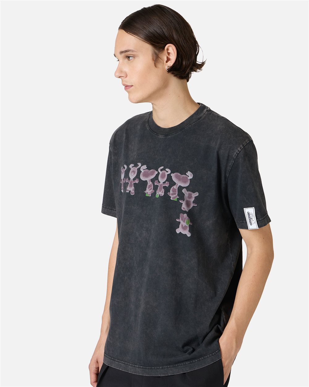 Vintage spirit, contemporary irony: the Peanuts T-shirt in black - Iceberg - Official Website