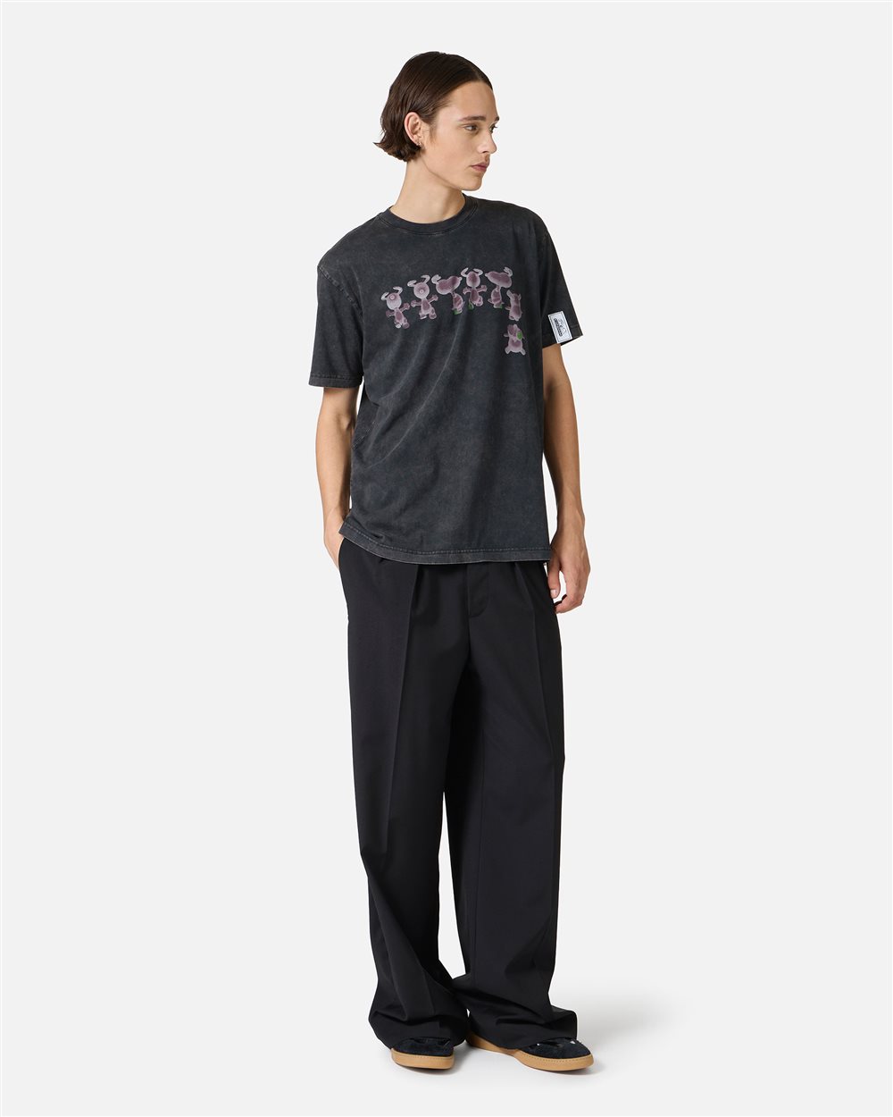 Vintage spirit, contemporary irony: the Peanuts T-shirt in black - Iceberg - Official Website