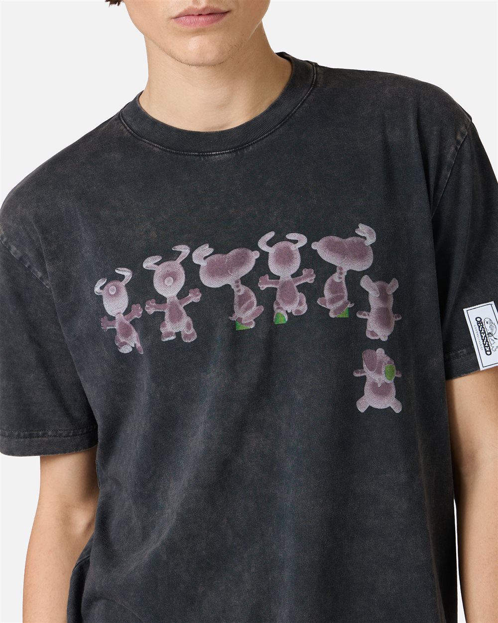 Vintage spirit, contemporary irony: the Peanuts T-shirt in black - Iceberg - Official Website