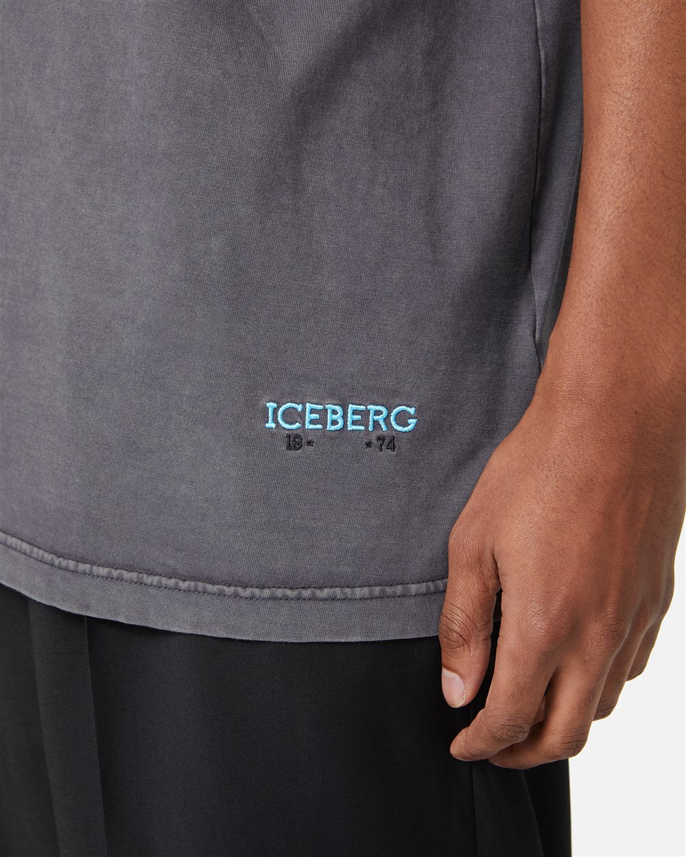 Relaxed style, graphic attitude: the Peanuts T-shirt in dark grey - Iceberg - Official Website
