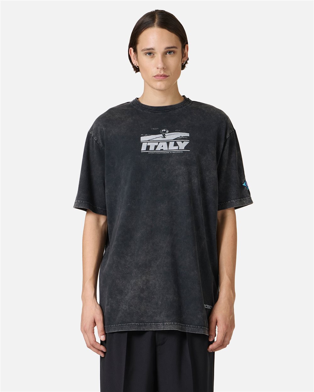 Relaxed style, graphic attitude: the black Peanuts T-shirt - Iceberg - Official Website