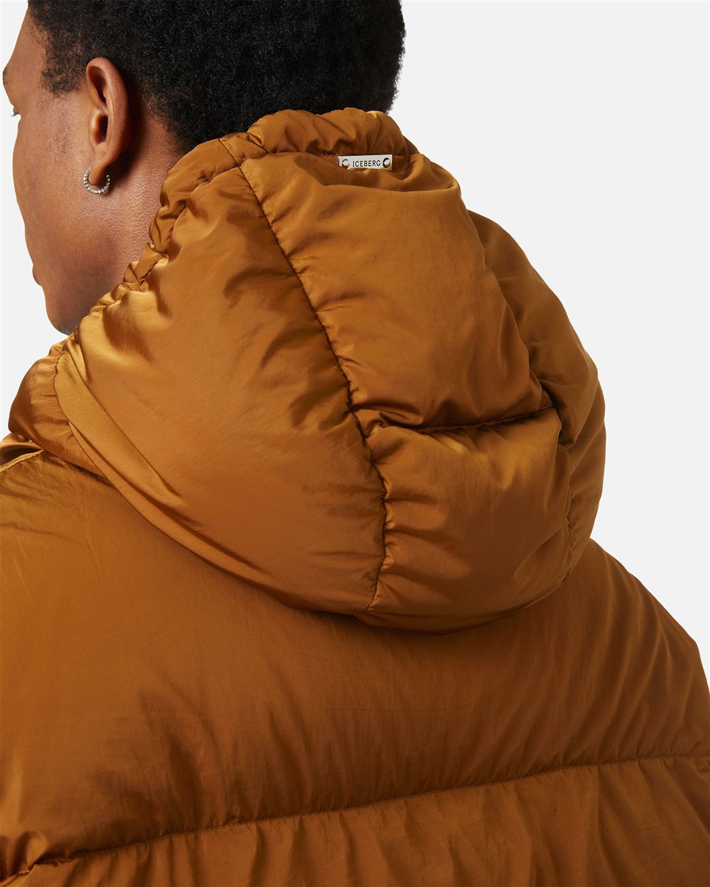Urban warmth: the hazelnut garment-dyed technical down jacket - Iceberg - Official Website