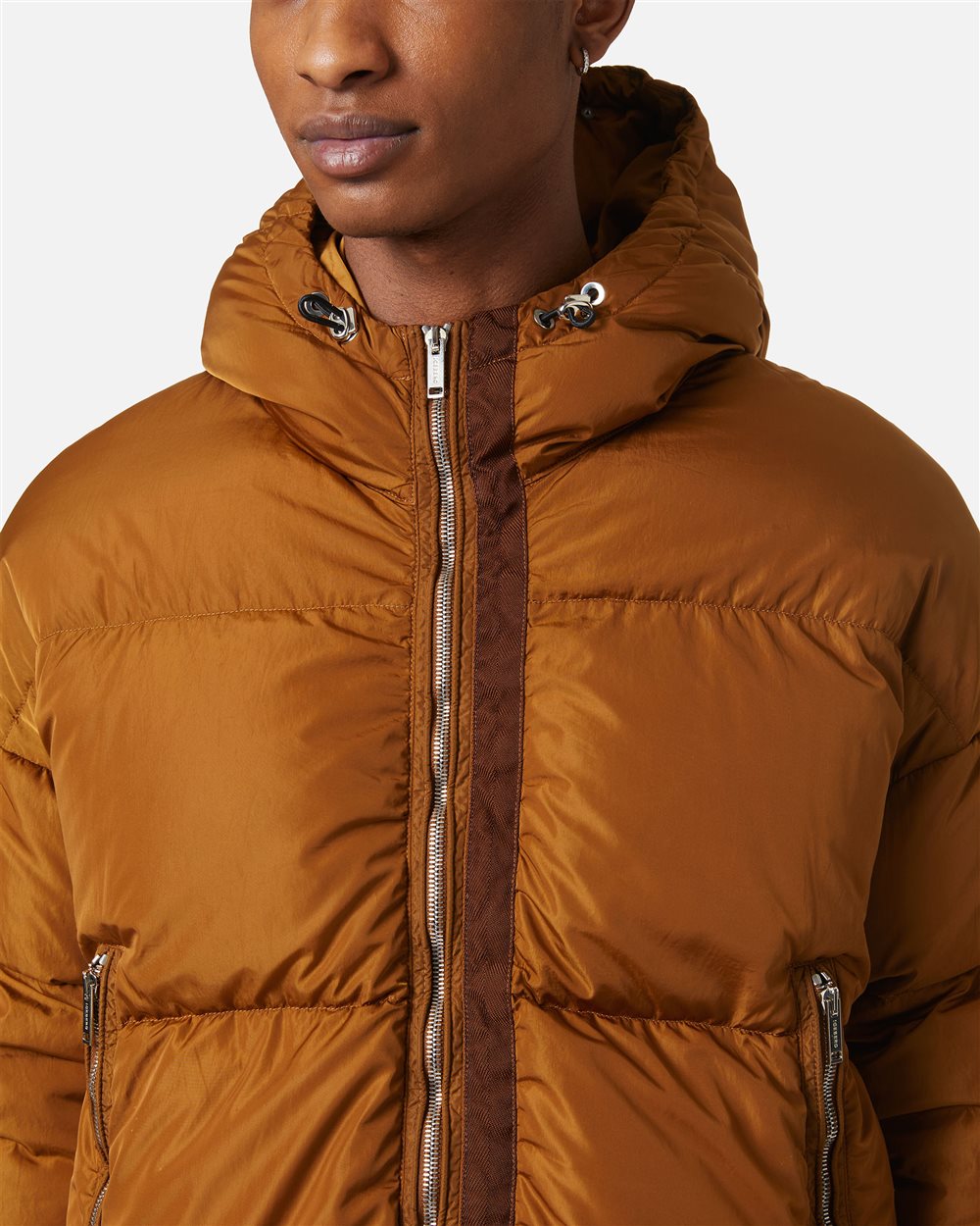 Urban warmth: the hazelnut garment-dyed technical down jacket - Iceberg - Official Website