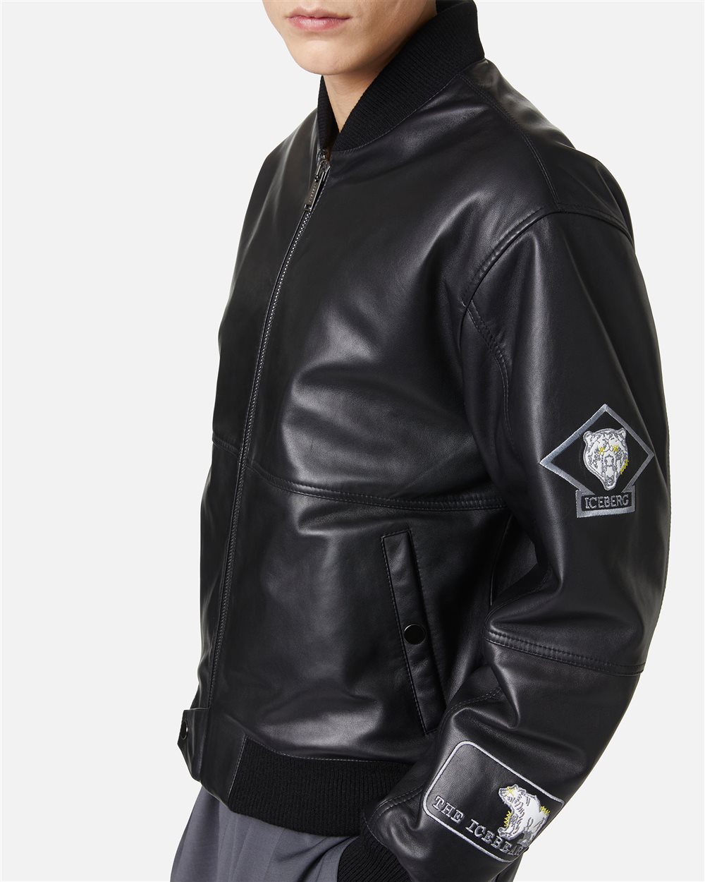 Schwarze Bomberjacke aus Leder mit aufgestickten Patches - Iceberg - Official Website