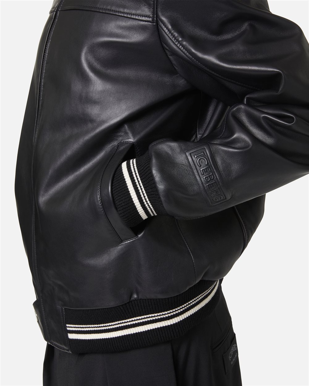 Schwarze Bomberjacke aus Leder mit gesticktem Iceberg-Logo - Iceberg - Official Website