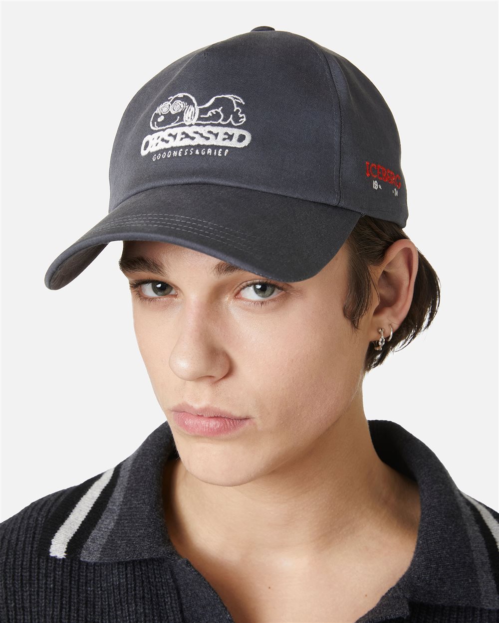 Dark grey cap with peanuts embroidery and iceberg logo - Iceberg - Official Website