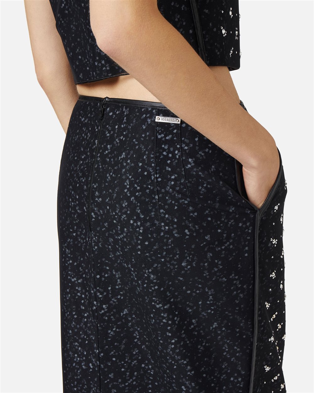 Regular fit pencil skirt with print on black and grey background - Iceberg - Official Website