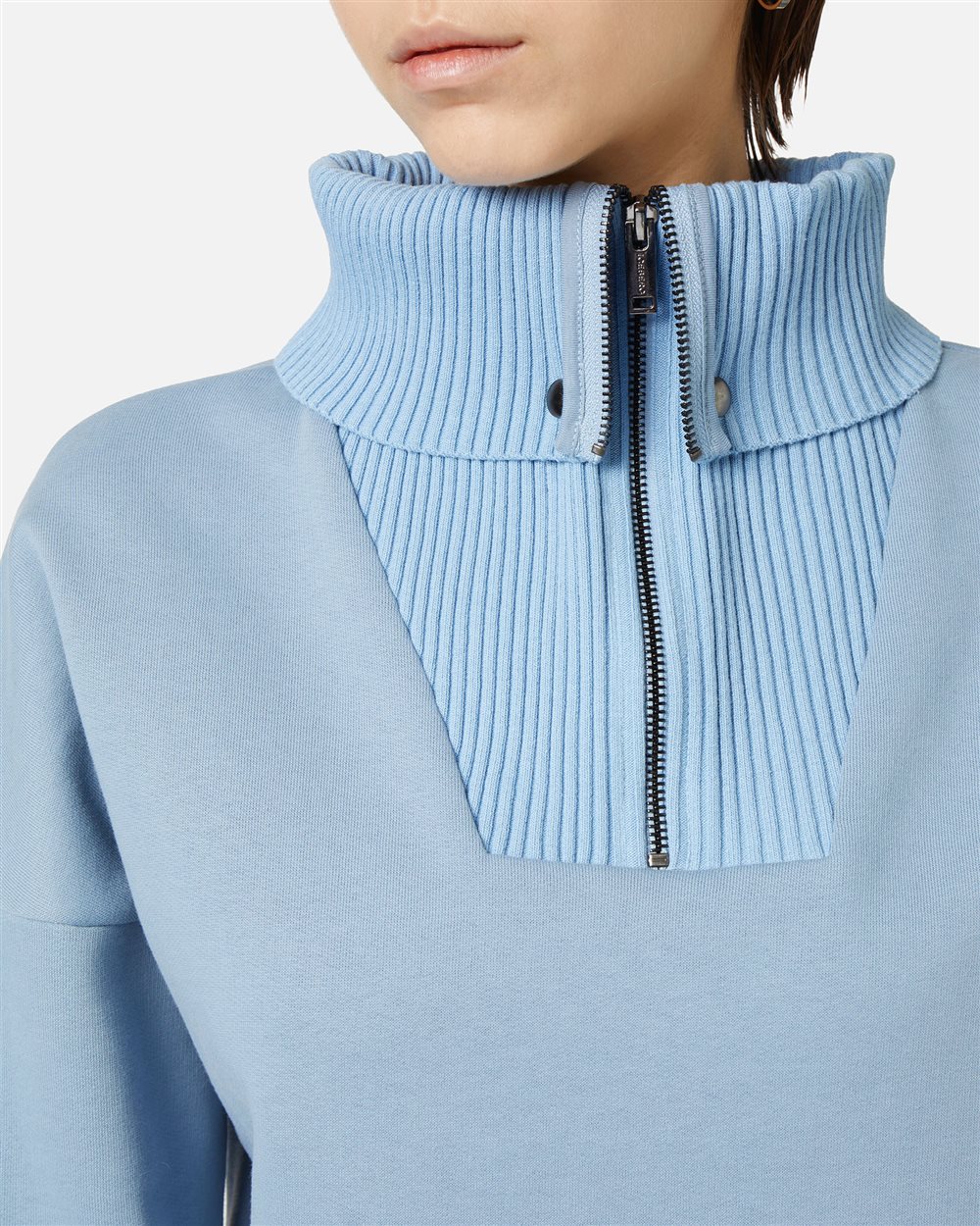Cropped sweatshirt in sustainable brushed fabric with maxi knitted collar - Iceberg - Official Website