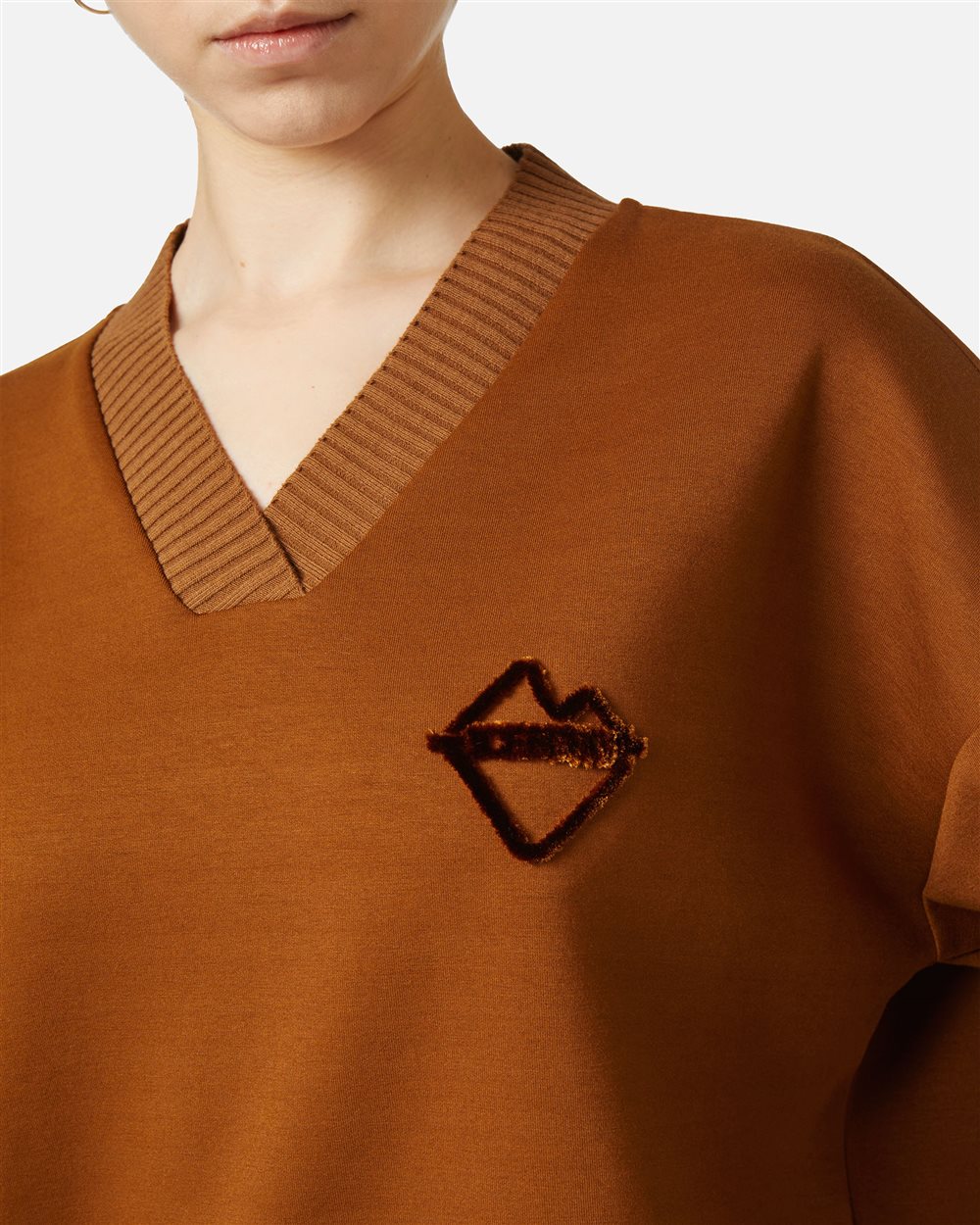 Felpa color nocciola con scollo a V e logo Iceberg in rilievo - Iceberg - Official Website