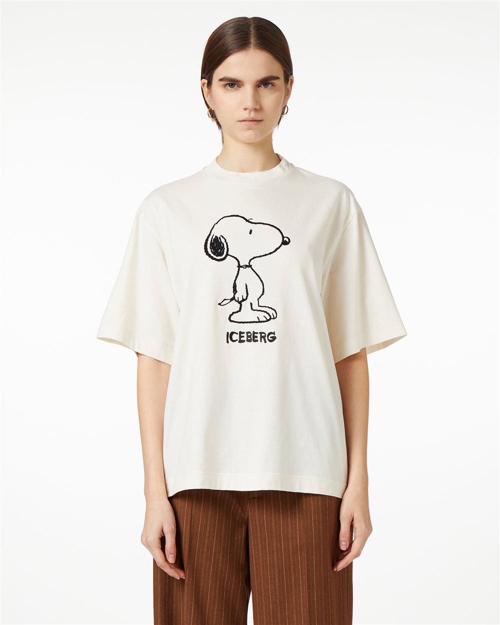 Vanilla-colored relaxed-fit T-shirt in fixed jersey with Snoopy applique - Iceberg - Official Website