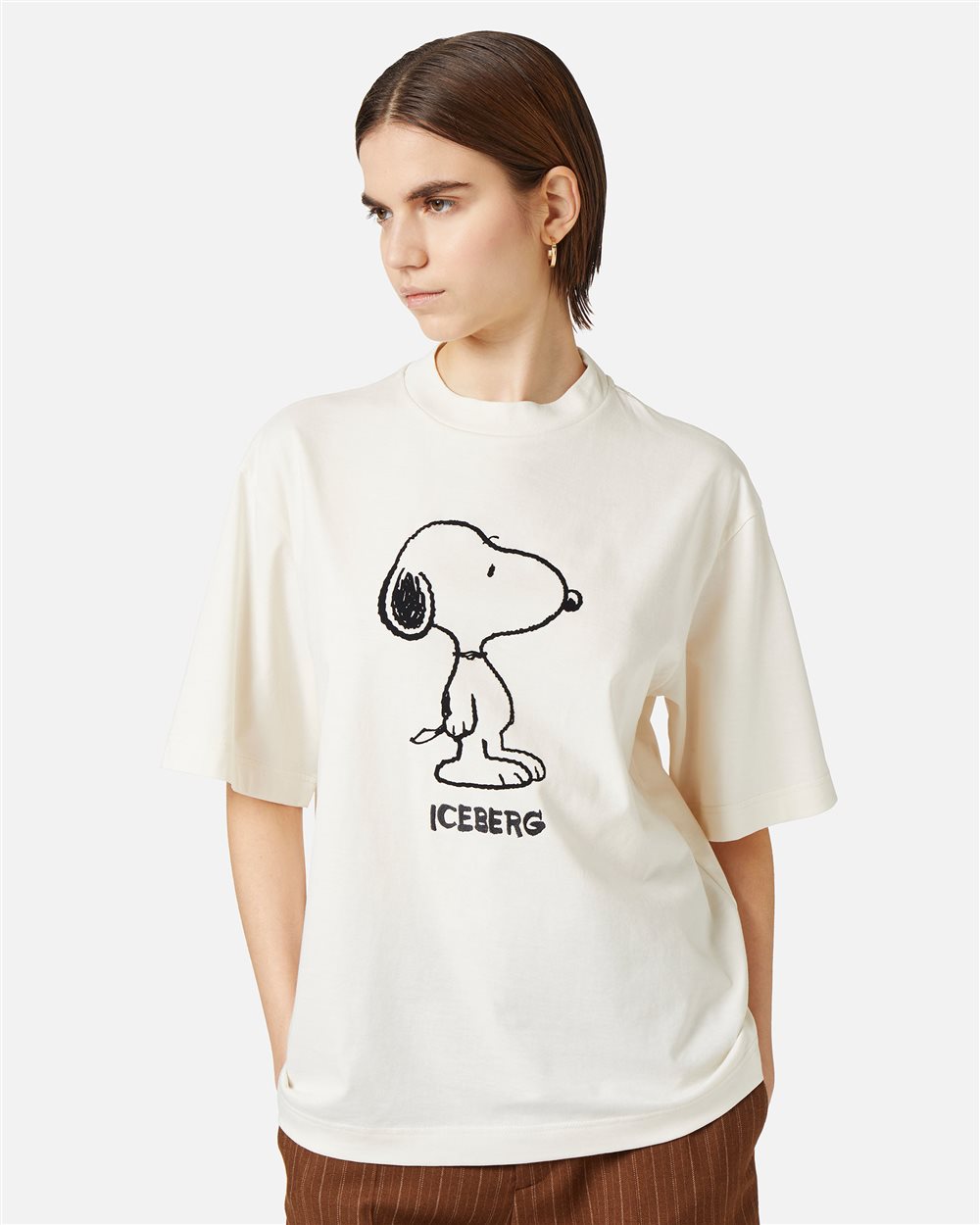 Vanilla-colored relaxed-fit T-shirt in fixed jersey with Snoopy applique - Iceberg - Official Website