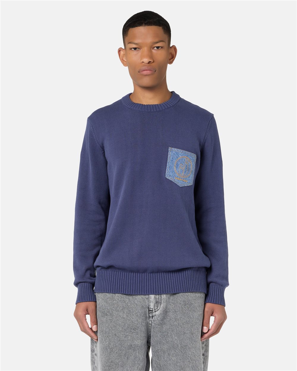 Grey regular fit crew neck sweater in pure cotton with embroidered denim pocket and logo pin - Iceberg - Official Website