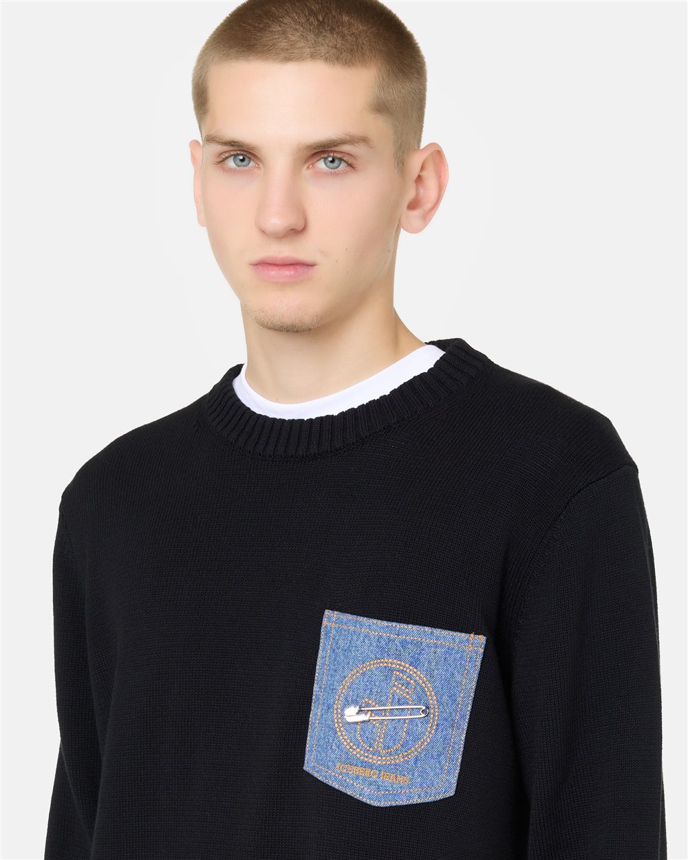 Regular fit black crew neck sweater in pure cotton with embroidered denim pocket and logo pin - Iceberg - Official Website