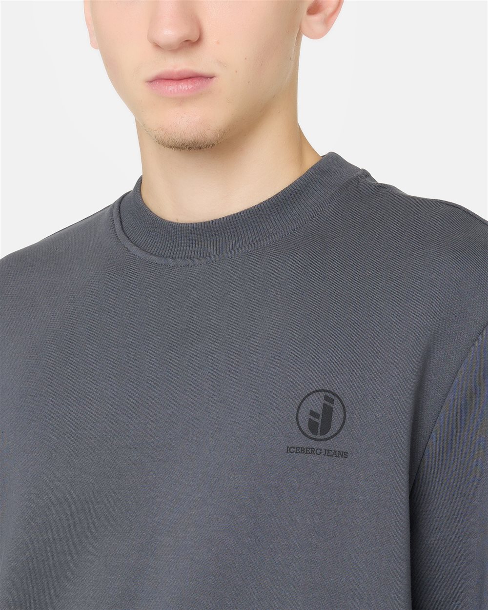 Regular-fit crew-neck sweater in lead gray cotton diagonal fleece with IJ logo print on the heart - Iceberg - Official Website