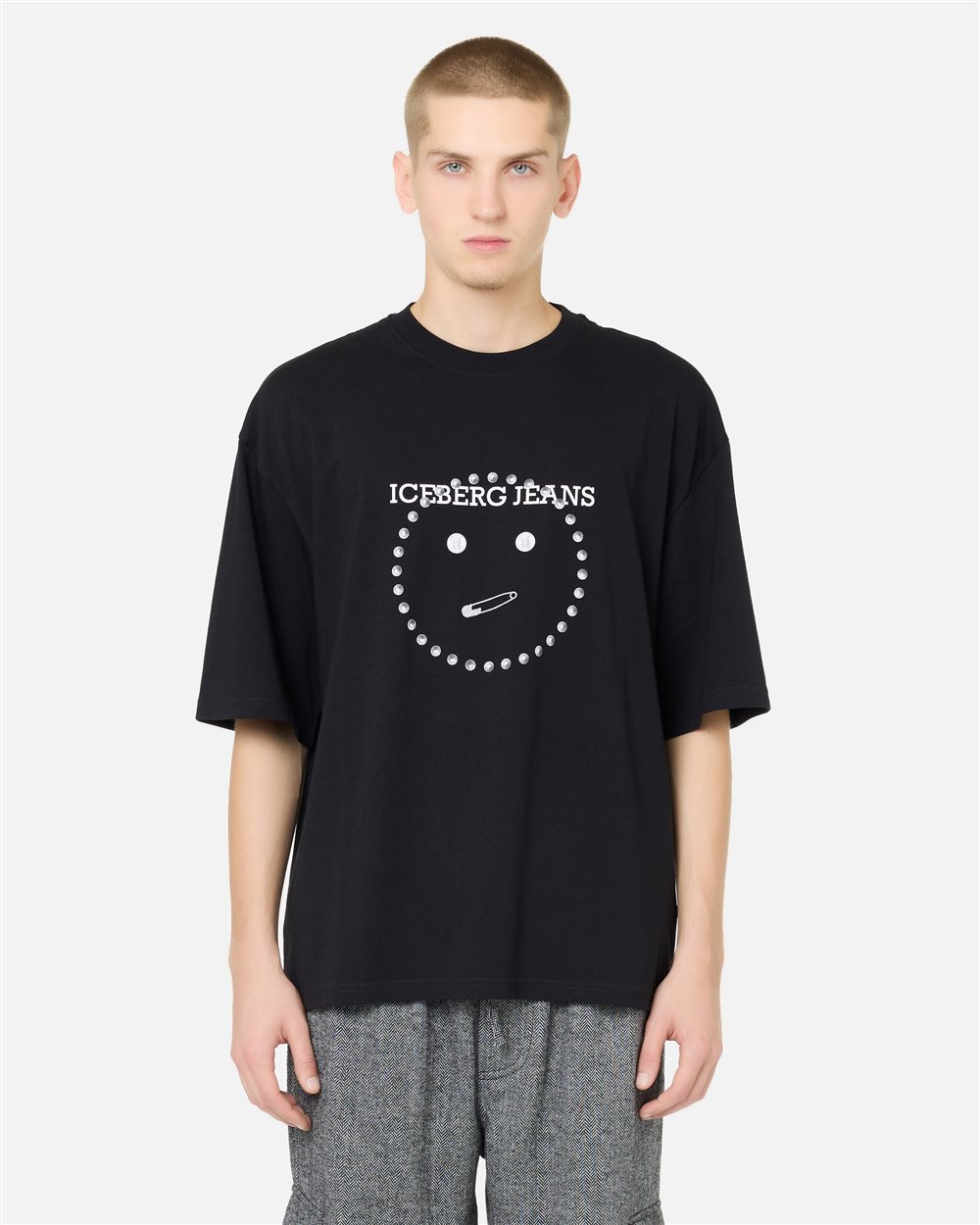 Relaxed fit black T-shirt in optical white cotton jersey with Smile print in logoed metal - Iceberg - Official Website