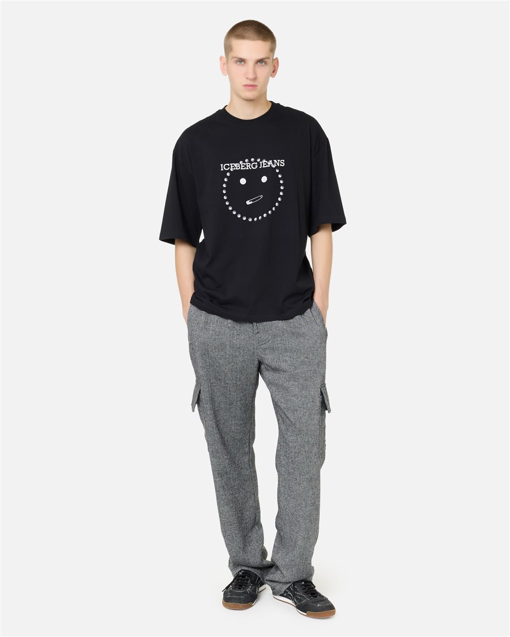 Relaxed fit black T-shirt in optical white cotton jersey with Smile print in logoed metal - Iceberg - Official Website