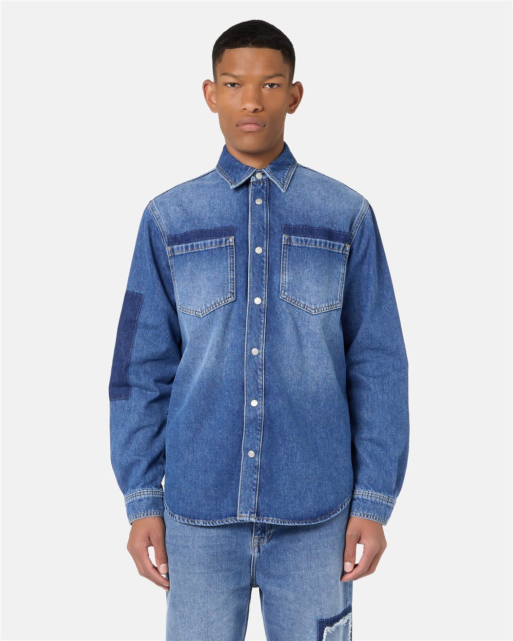Indigoblaues Jeanshemd in normaler Passform mit hellblauen Whiskers und Iceberg-Logo - Iceberg - Official Website