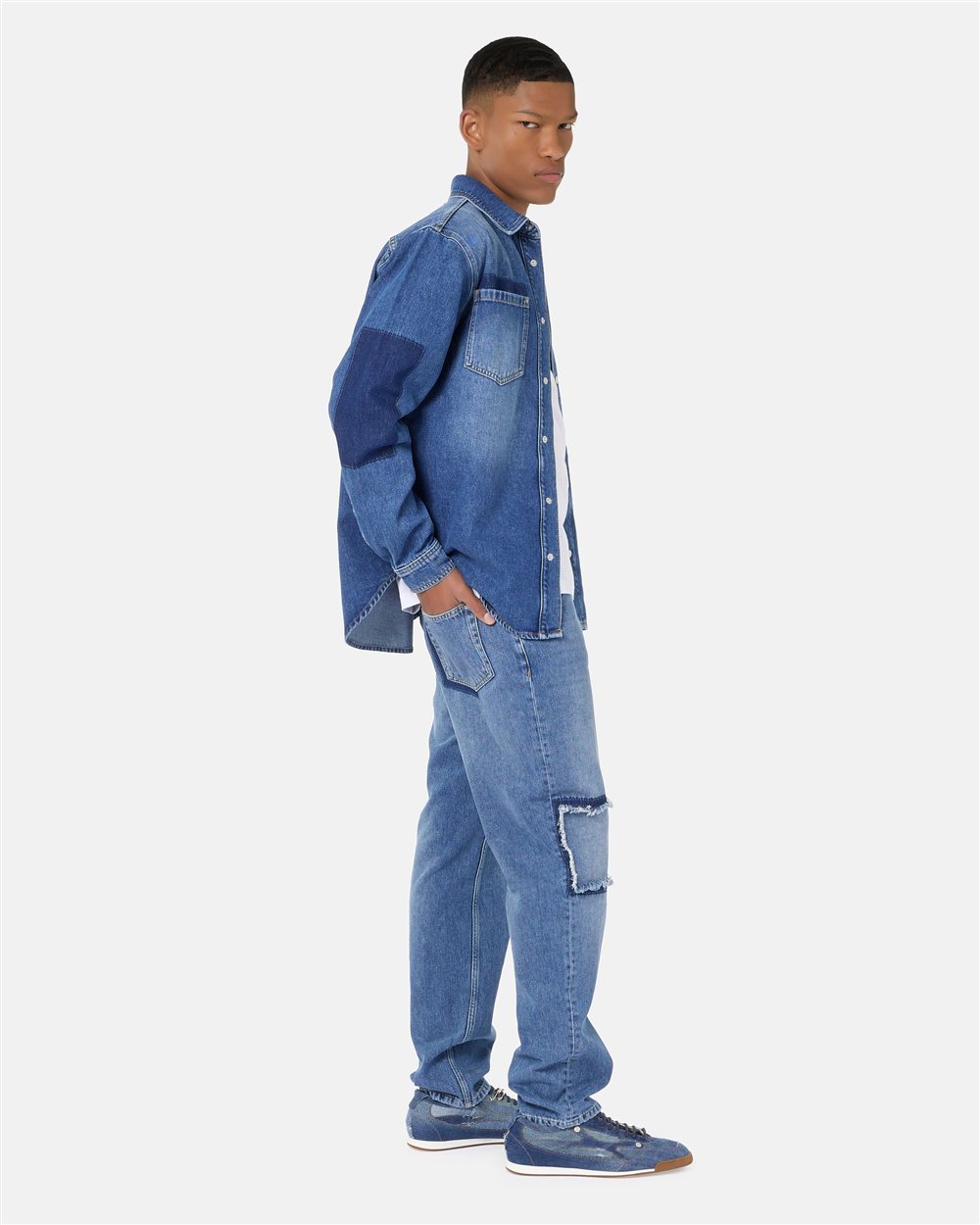 Indigoblaues Jeanshemd in normaler Passform mit hellblauen Whiskers und Iceberg-Logo - Iceberg - Official Website