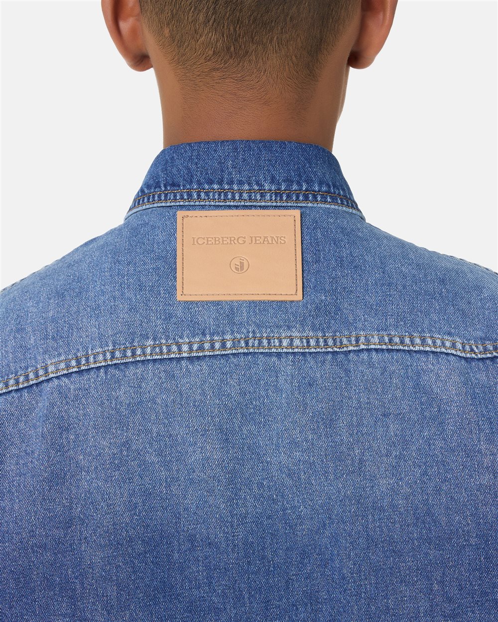 Indigoblaues Jeanshemd in normaler Passform mit hellblauen Whiskers und Iceberg-Logo - Iceberg - Official Website