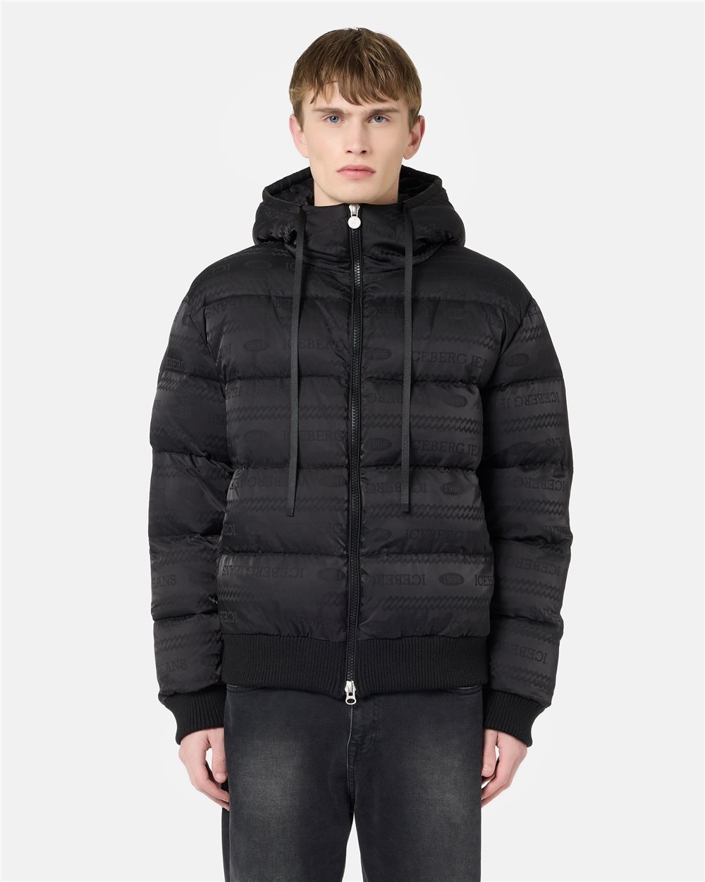 Bomberjacke in Schwarz auf Schwarz aus Nylon mit Iceberg-Jacquard-Logo - Iceberg - Official Website